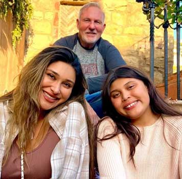 Mayra Wendolyne with her boyfriend and daughter